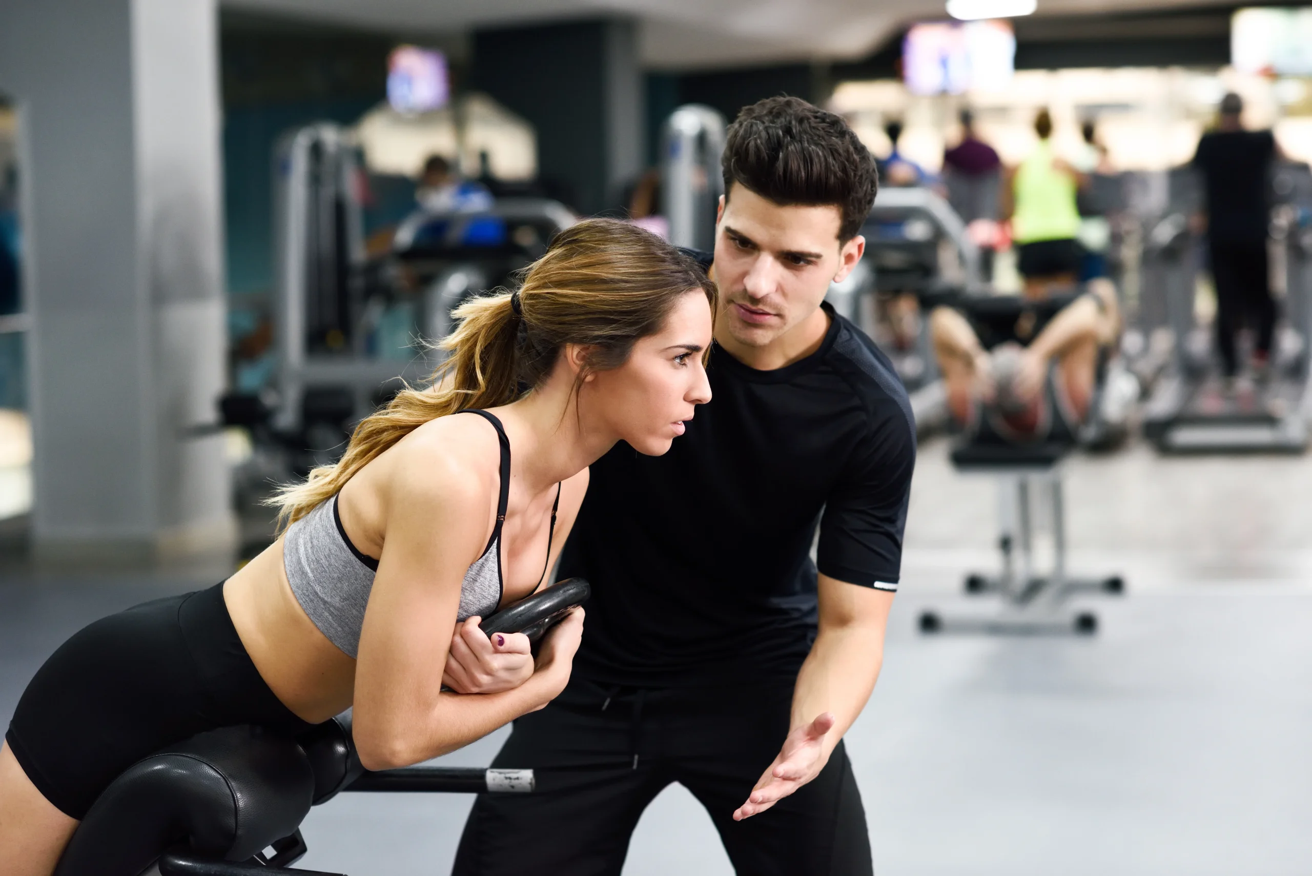 personal trainer trabalhando e desenvolvendo saúde e bem-estar nos clientes